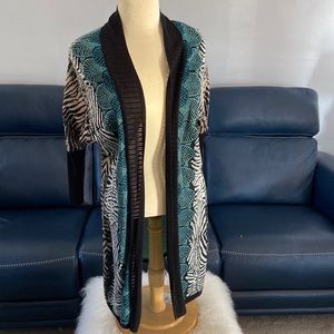 Zo Zo long patterned light weight sweater. Raglan sleeves. 3/4 length sleeve.